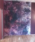 Скрытая дверь и стена декорированы бесшовными текстильными фотообоями